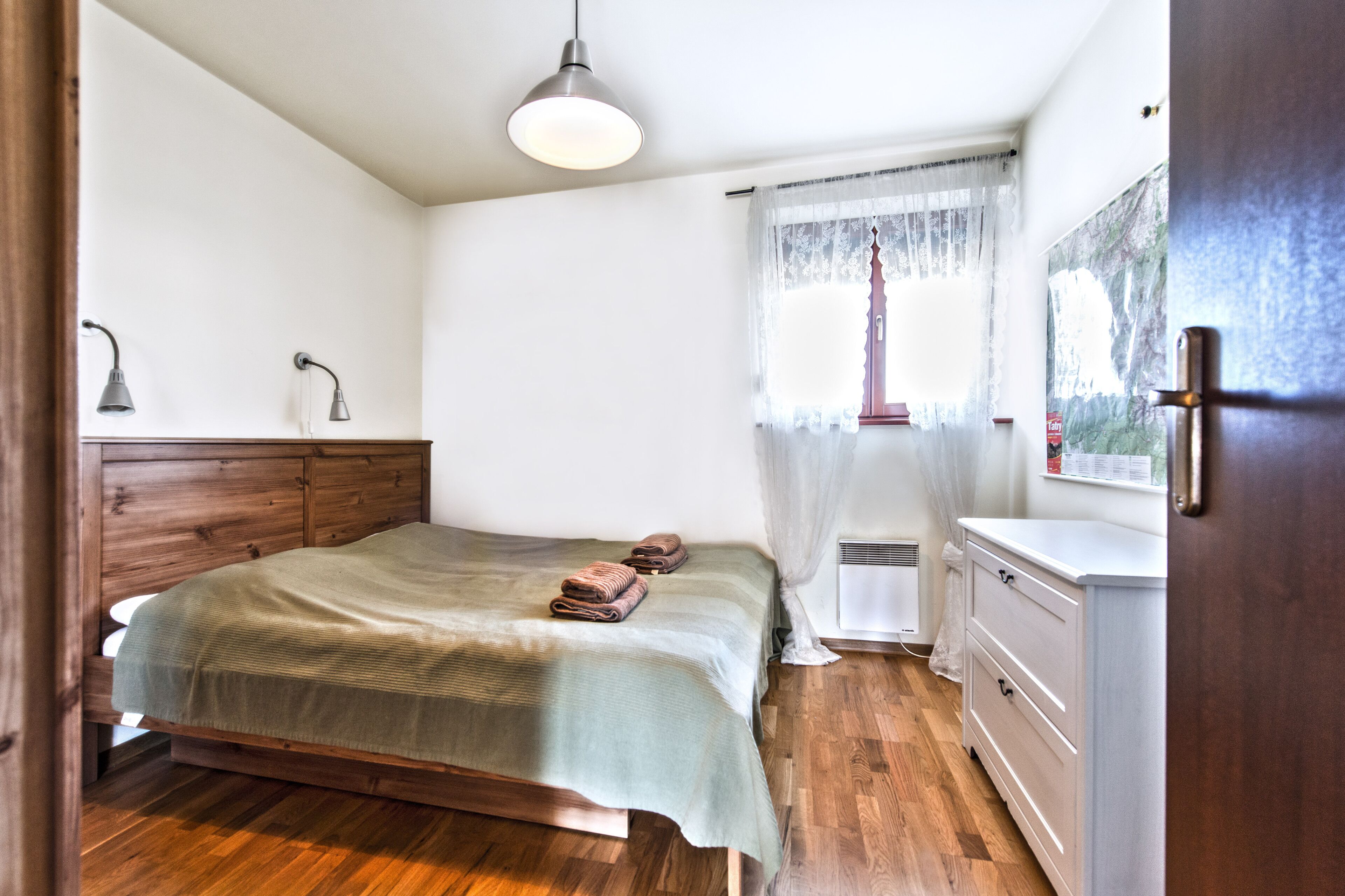 Apartamento (B2) | Espacio para trabajar con un portátil y tabla de planchar con plancha