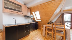 Apartment (D5) | Private kitchen | Fridge, stovetop, electric kettle, cookware/dishes/utensils