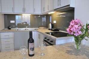 Kühlschrank, Ofen, Herdplatte, Wasserkocher mit Kaffee-/Teezubehör