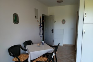Apartment, 1 Bedroom | In-room dining