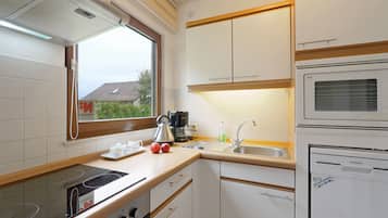 House, 5 Bedrooms | Private kitchen | Full-sized fridge, microwave, oven, stovetop