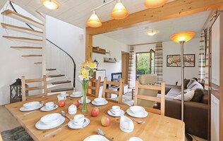 独立别墅, 5 间卧室 | 起居区 | 40-英寸液晶电视（配备卫星频道）、电视、DVD 播放器