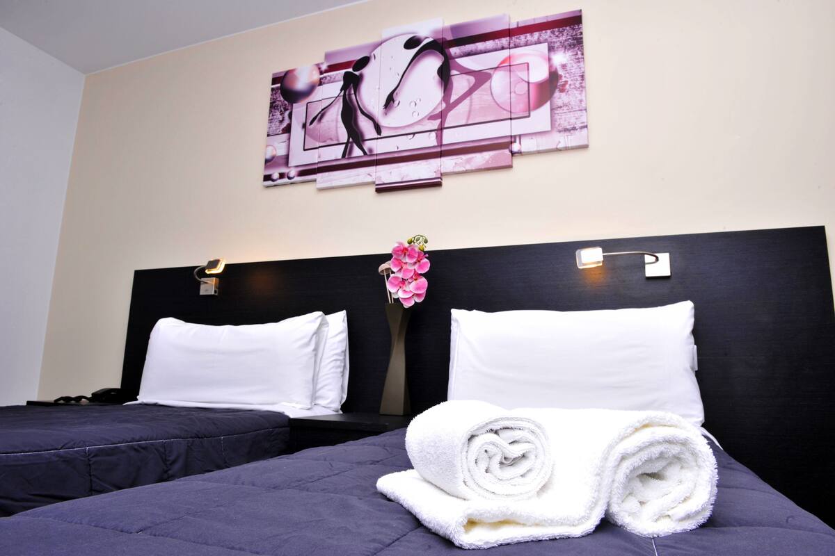 Twin Room | Premium bedding, in-room safe, desk, laptop workspace