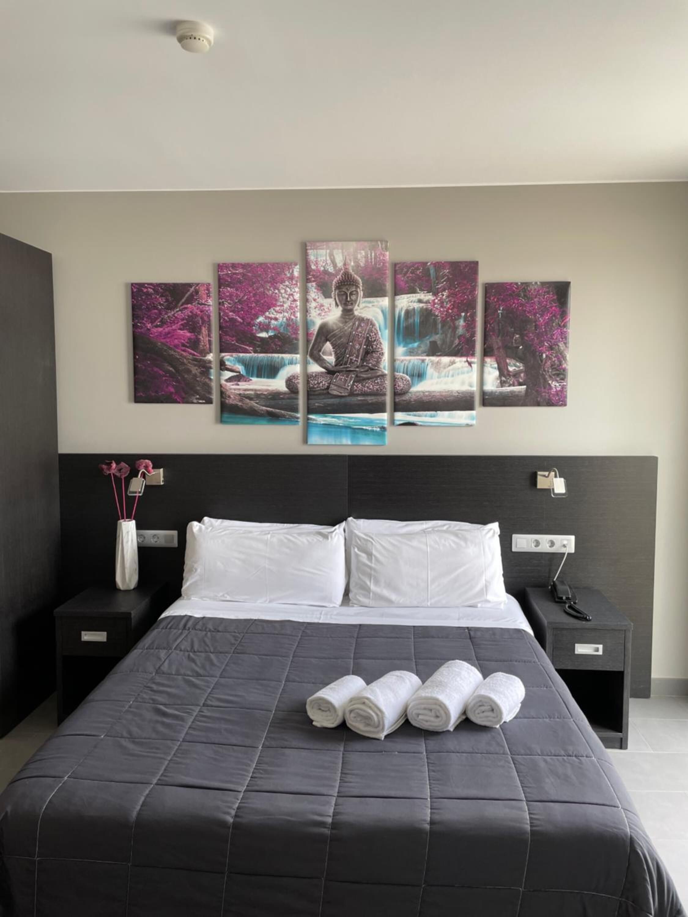 Roupas de cama premium, cofres nos quartos, escrivaninha