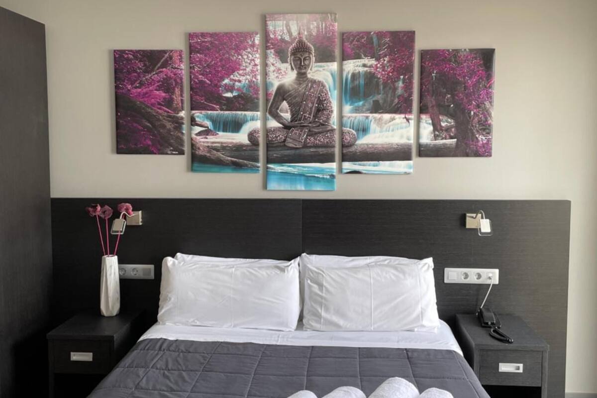Premium bedding, in-room safe, desk, laptop workspace
