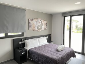 Sengetøy av topp kvalitet, safe på rommet og skrivebord