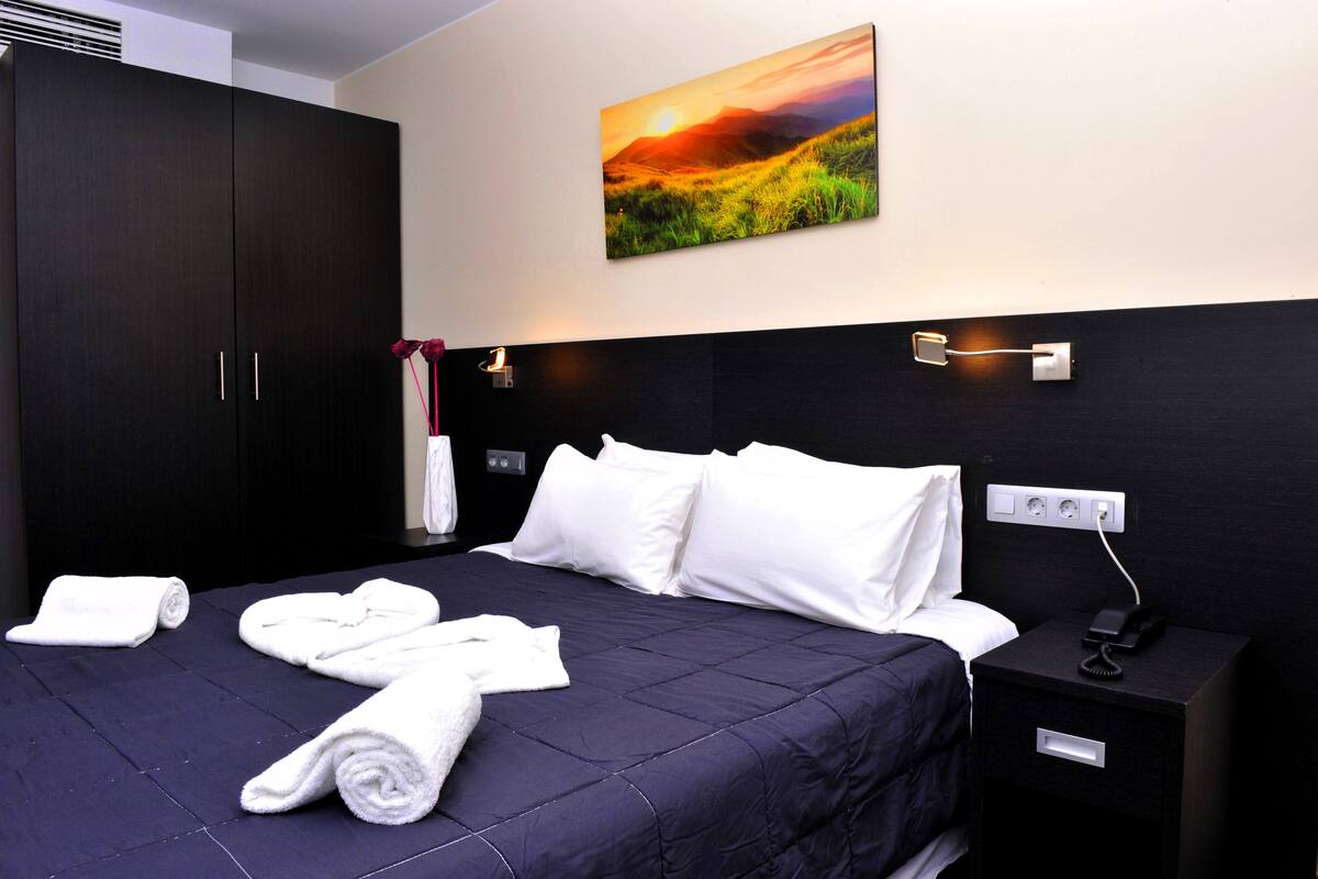 Single Room | Premium bedding, in-room safe, desk, laptop workspace