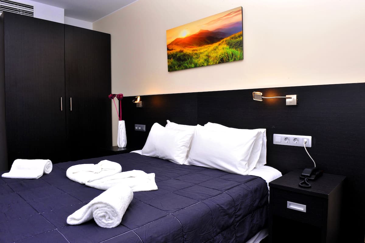 Single Room | Premium bedding, in-room safe, desk, laptop workspace