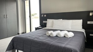 Double Room, Terrace | Premium bedding, in-room safe, desk, laptop workspace - Hotel 6 Bis (Castelldefels)