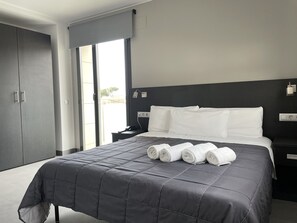 Habitación doble, terraza | Ropa de cama de alta calidad, caja fuerte, escritorio