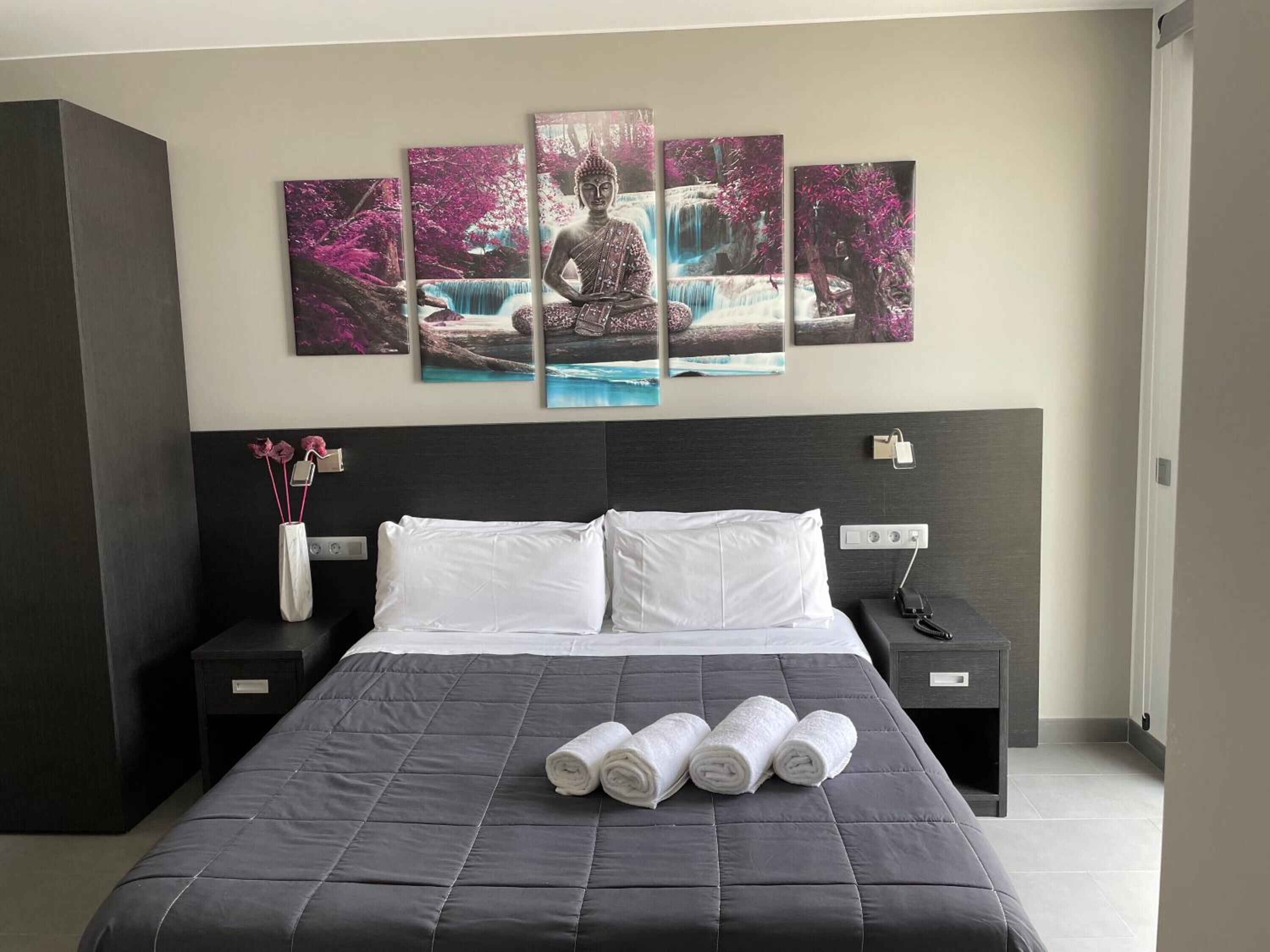 Roupas de cama premium, cofres nos quartos, escrivaninha