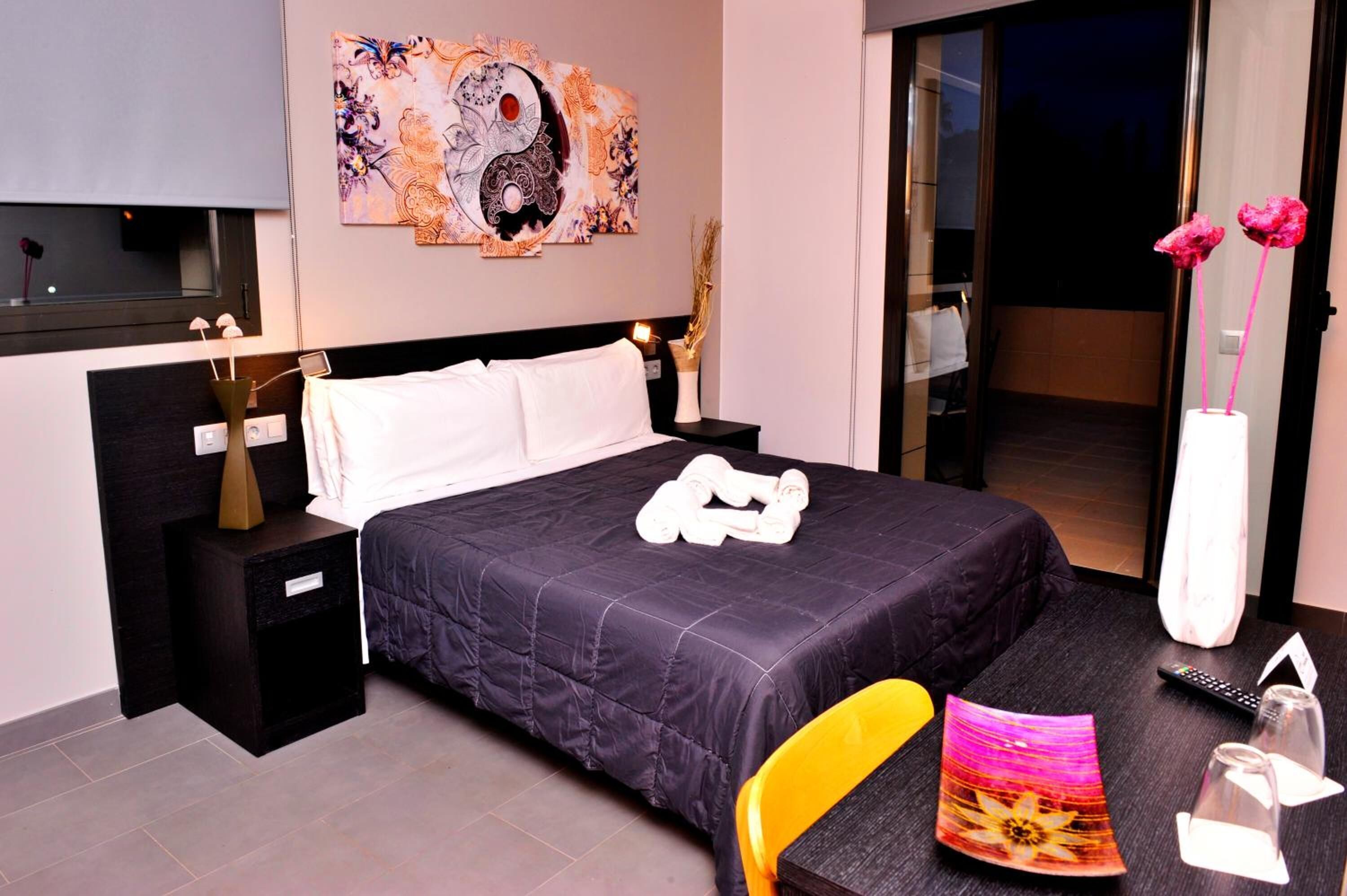 Roupas de cama premium, cofres nos quartos, escrivaninha