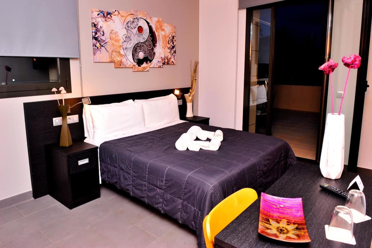 Premium bedding, in-room safe, desk, laptop workspace