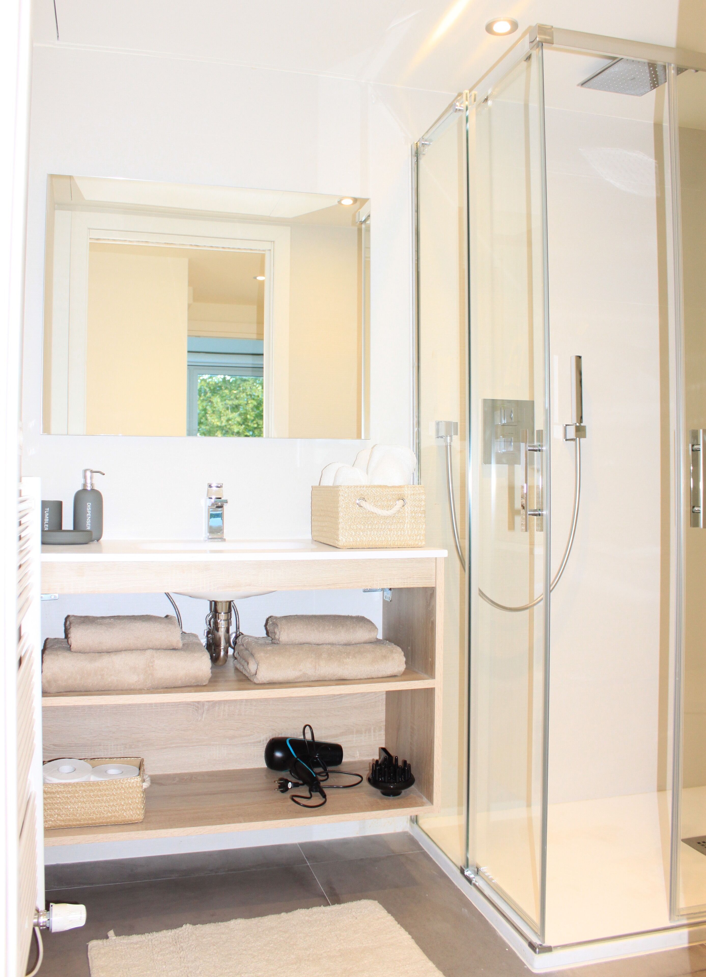 Een douche, een haardroger, handdoeken, zeep