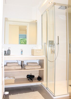 Douche, séchoir à cheveux, serviettes fournies, savon