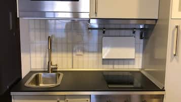 Grand réfrigérateur, micro-ondes, four, plaque de cuisson