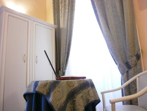 20-inch flat-screen TV with digital channels, TV - Vatican Town (Rome)