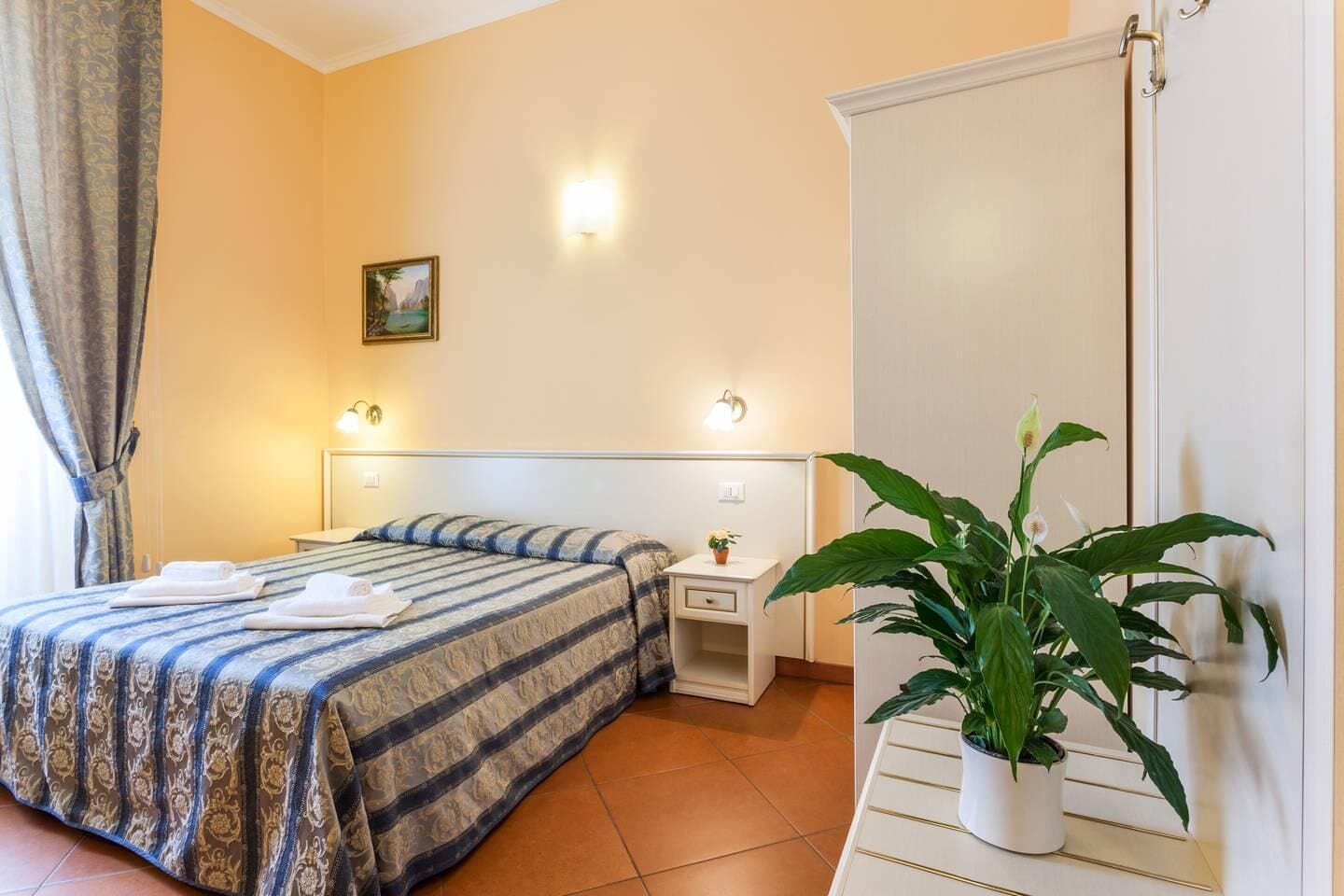 双人房或双床房 | 客房内保险箱、遮光窗帘、隔音、熨斗/熨板