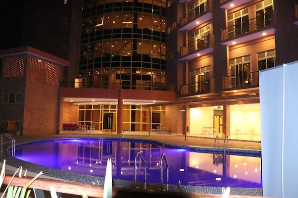 Hồ bơi ngoài trời