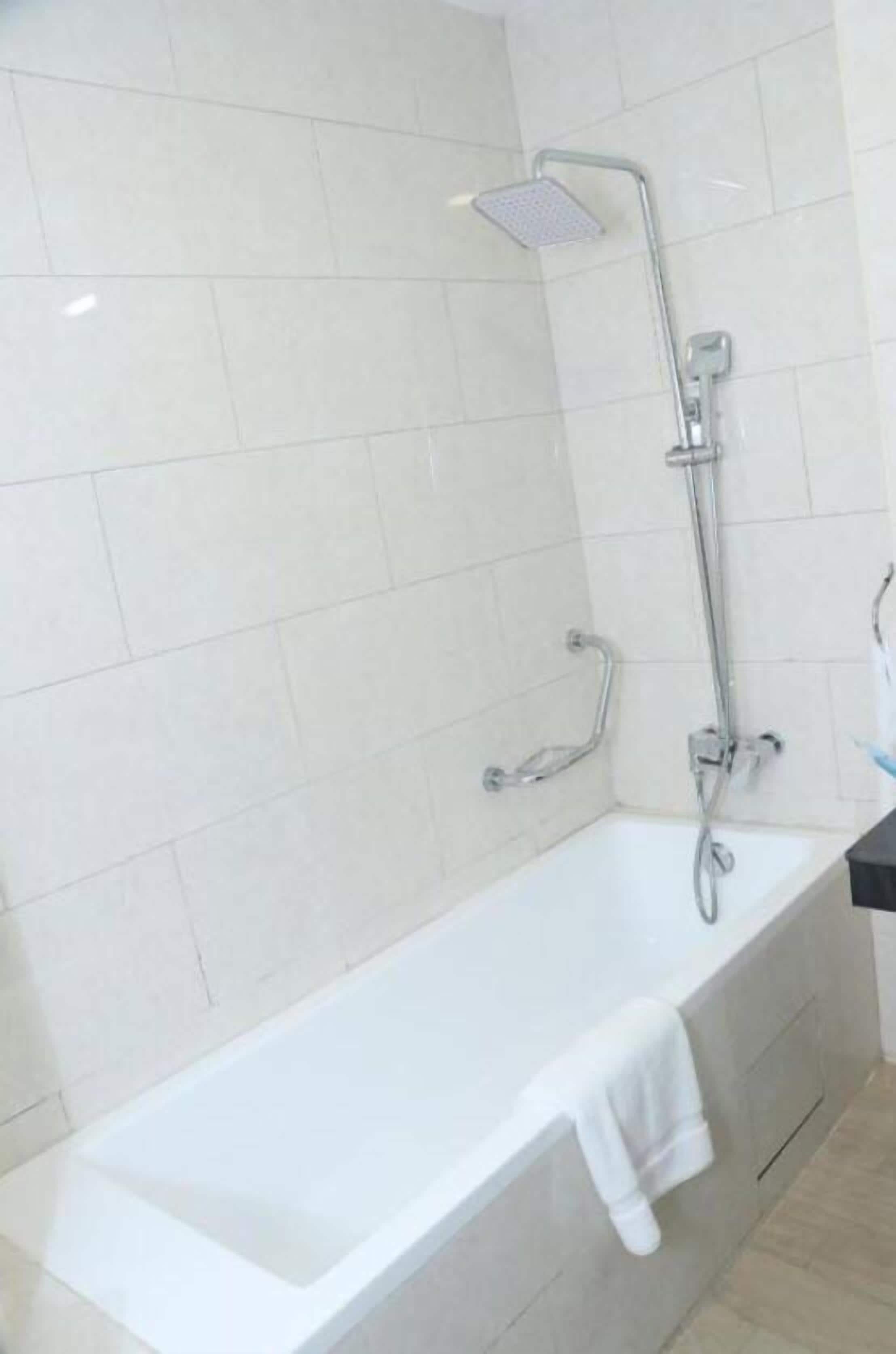 deep-soaking bathtub