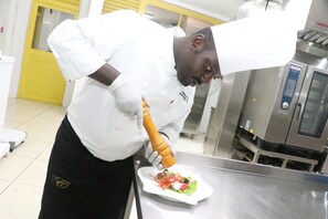 Se sirven desayunos, almuerzos y cenas; cocina local e internacional