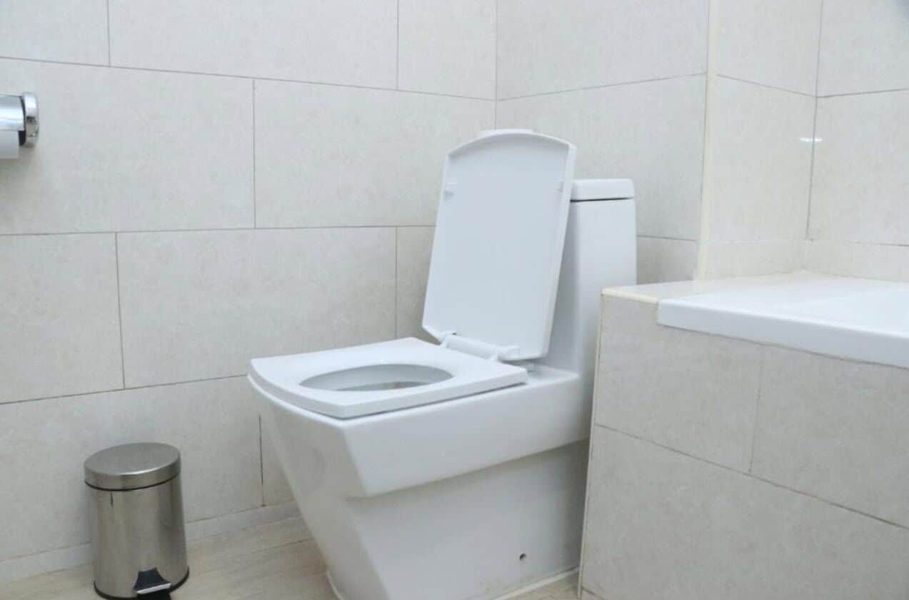 combined shower/bathtub, free toiletries, towels, soap