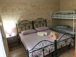 1 slaapkamer, een strijkplank/strijkijzer, gratis wifi, beddengoed