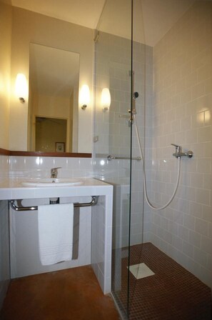 Regadera, amenidades de baño gratuitas, secadora de cabello, toallas