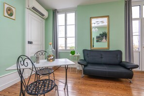 Deluxe Room, 1 King Bed (PRINTEMPS) | In-room dining - Château de la Villeneuve (Saint-Marcel)