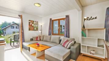 House, 5 Bedrooms | Living area | 40-inch LCD TV with satellite channels, TV