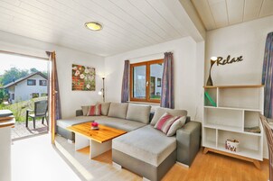 House, 5 Bedrooms | Living area | 40-inch LCD TV with satellite channels, TV