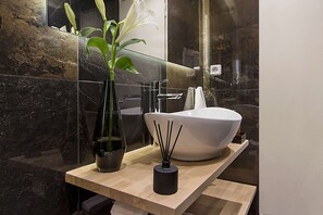 Doccia, asciugacapelli, asciugamani, sapone