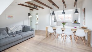 Apartment (E) | Wohnbereich
