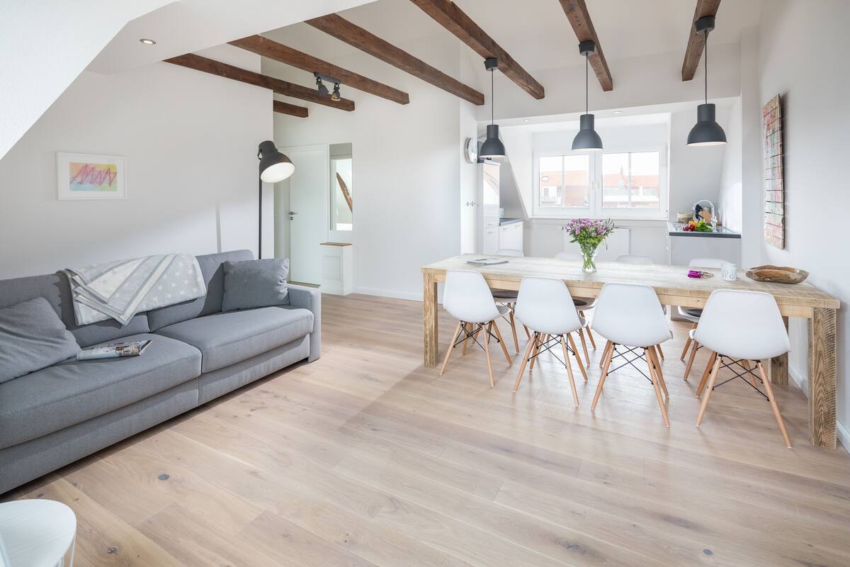 Apartment (E) | Wohnbereich | 42-Zoll-Fernseher mit Kabelempfang