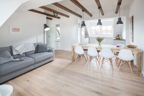 Appartement (E) | Woonruimte | Een 42-inch televisie met kabelzenders