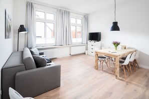 Appartement (D) | Woonruimte | Een 42-inch televisie met kabelzenders