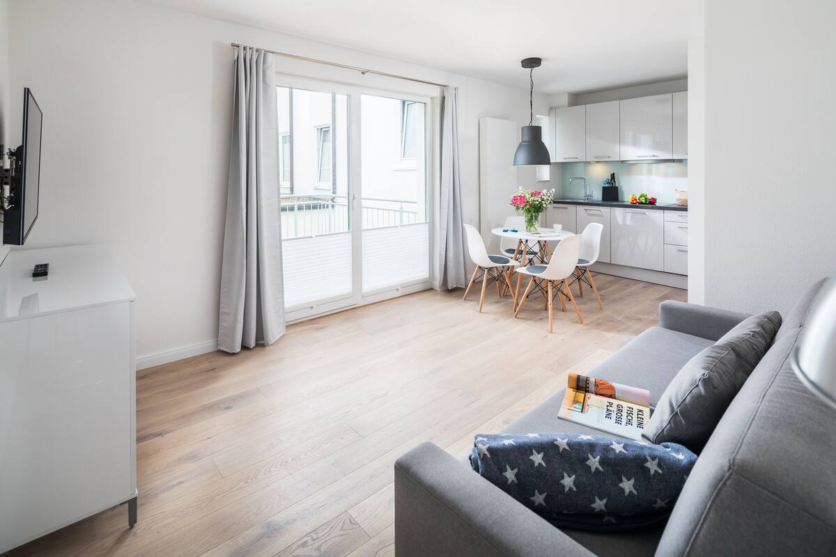 Apartment (C) | Wohnbereich | 42-Zoll-Fernseher mit Kabelempfang