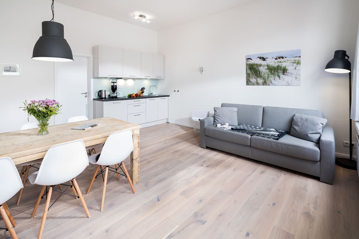 Apartment (D) | Wohnbereich | 42-Zoll-Fernseher mit Kabelempfang