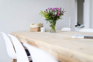 Condo (D) | In-room dining
