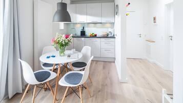 Condo (C) | Bếp riêng | Bếp nấu, ấm điện, lò nướng bánh mì, ghế cao cho trẻ em