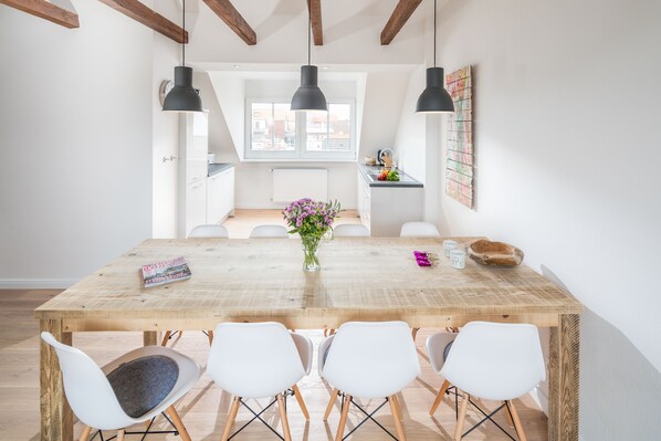 Kondominium (E) | Makan di kamar