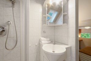 Nhà, 3 phòng ngủ | Phòng tắm | Buồng tắm vòi sen, máy sấy tóc 