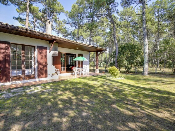 Exterior - Charming Landes House: 3BR, Garden, Near Beach & Shops, Quiet Area (Biscarrosse Plage)