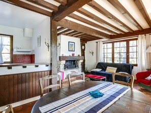 TV - Charming Landes House: 3BR, Garden, Near Beach & Shops, Quiet Area (Biscarrosse Plage)