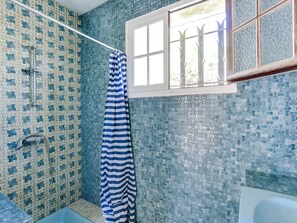 Hair dryer - Charming Landes House: 3BR, Garden, Near Beach & Shops, Quiet Area (Biscarrosse Plage)