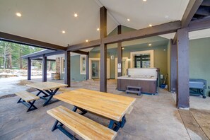 Outdoor dining - 4 Mi to Ski Mt Rose: Sleek Reno-Lake Tahoe Home (Reno)