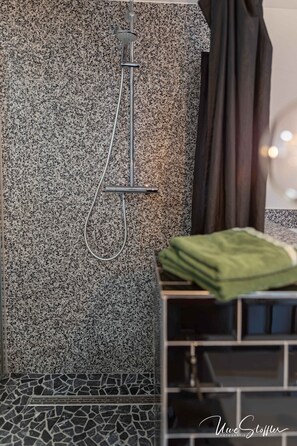 Comfort Single Room | Bathroom shower - Gaestehaus Lamm (Obersulm)