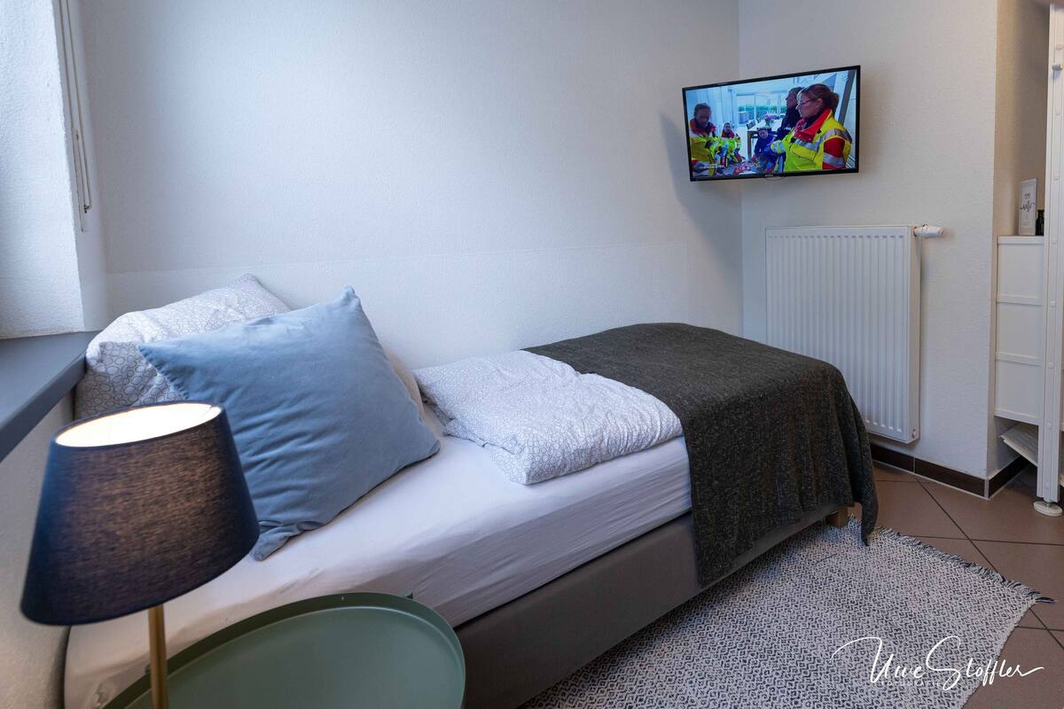 Espacio para trabajar con laptop y cortinas blackout