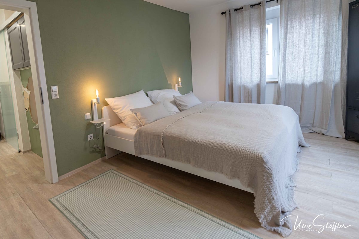 Habitación doble Confort | Espacio para trabajar con laptop y cortinas blackout