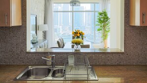 Una cocina moderna con un amplio ventanal, un lavabo y un escurreplatos.